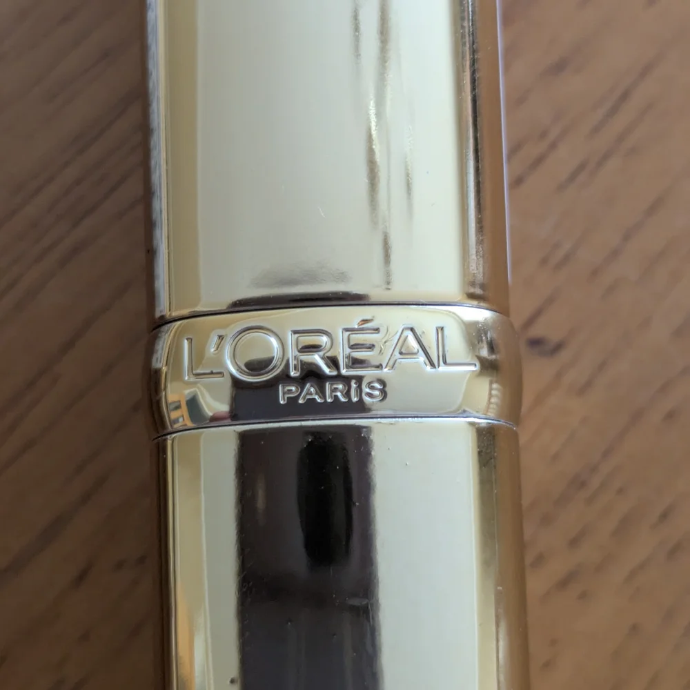 L'Oreal Gold and Green Lipstick Set - Picture 4 of 5